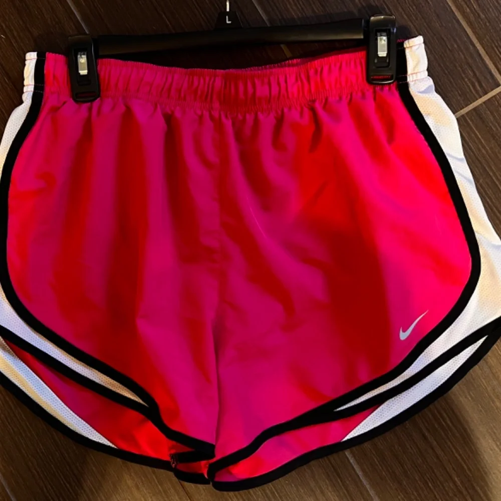 Women's Nike shorts - Picture 2 of 2
